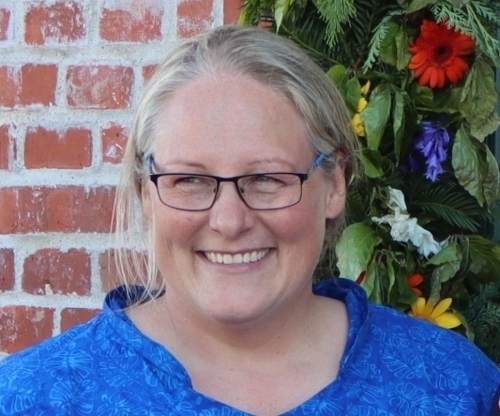 Portræt af kropsterapeut fra Merle med fokus på nærvær, tryghed og personlig behandling