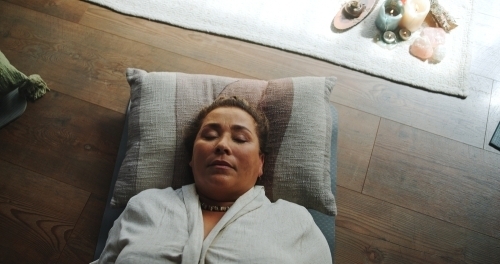 Healing og afspændende kropsterapeutisk behandling med fokus på ro, balance og velvære