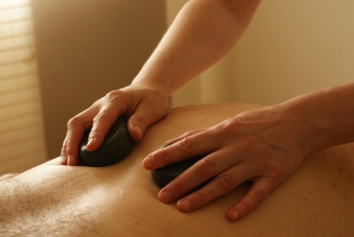 Hot stone massage med varme sten, der giver dyb afspænding og øget velvære