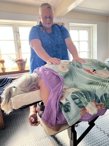 Kropsterapi med rolig berøring udført på briks i trygge og afslappende omgivelser