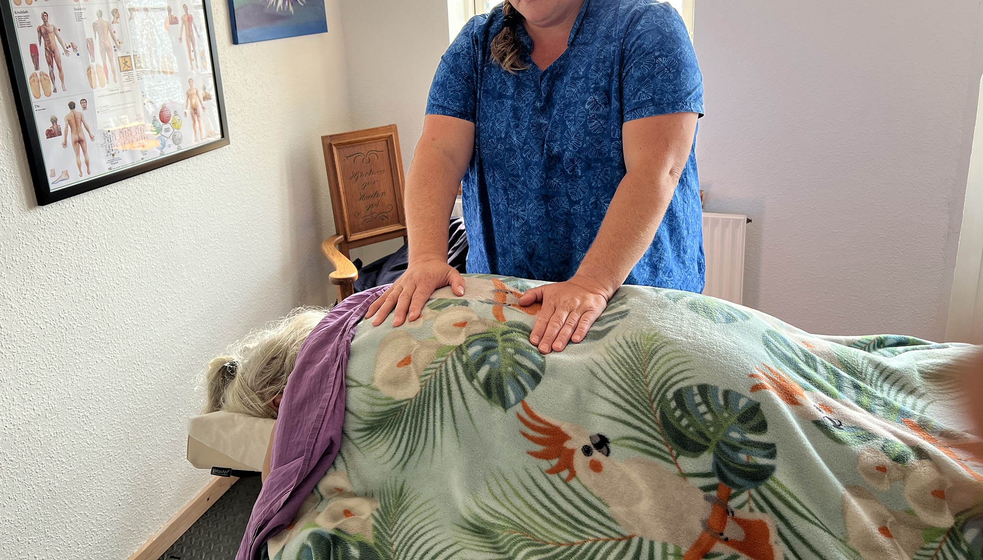 Kropsterapeut udfører afspændende behandling med fokus på ro, balance og velvære